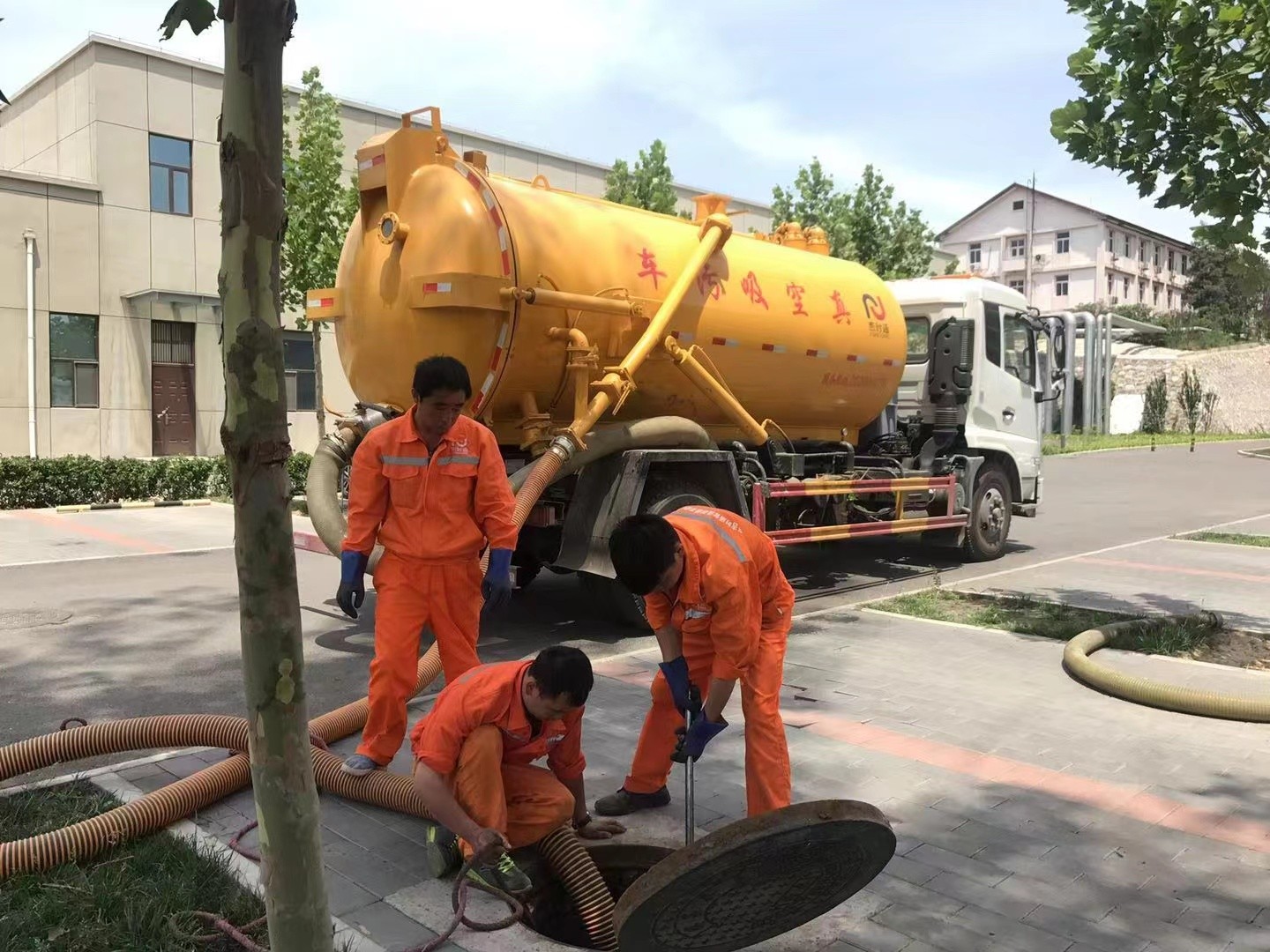 华南热作学院化粪池清理与5-8吨吸粪车施工效率分析